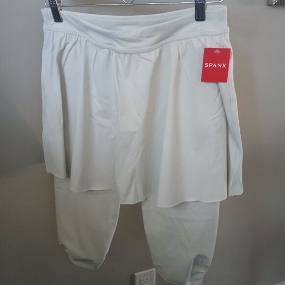Spanx Booty boast skirt around knee capri tights - Picture 1 of 3